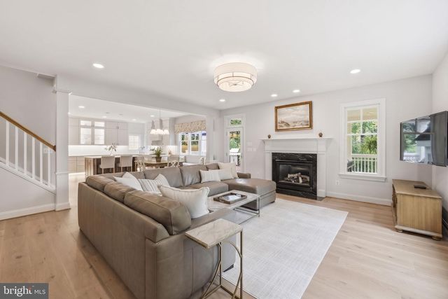 2608 HUNTER MILL RD, Oakton, VA 22124