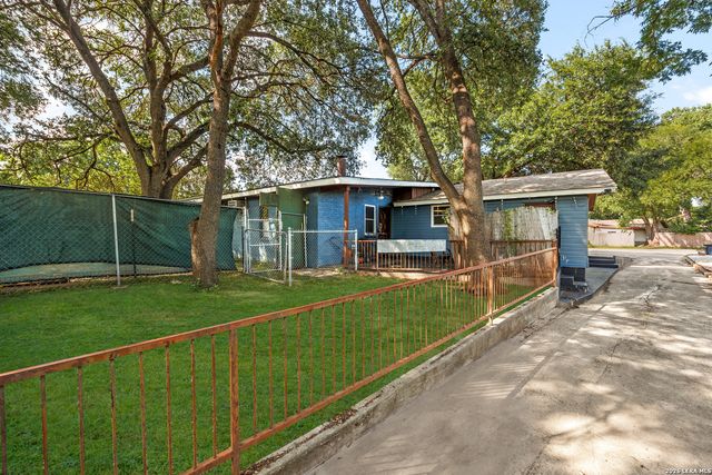 447 Lockener, New Braunfels, TX 78130