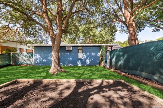 447 Lockener, New Braunfels, TX 78130