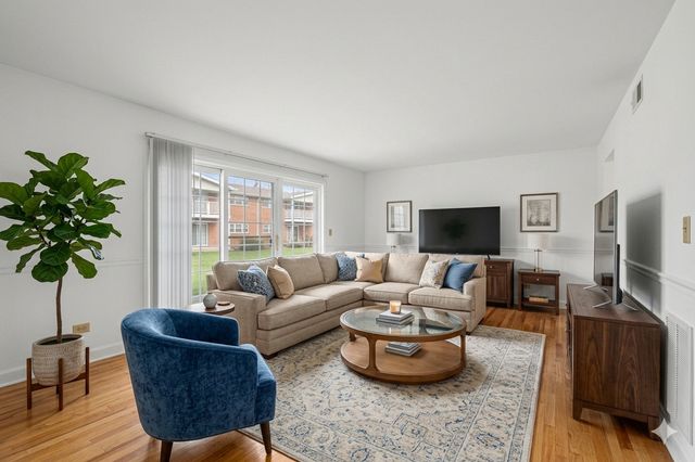 169 E Palatine Road E, Palatine, IL 60067