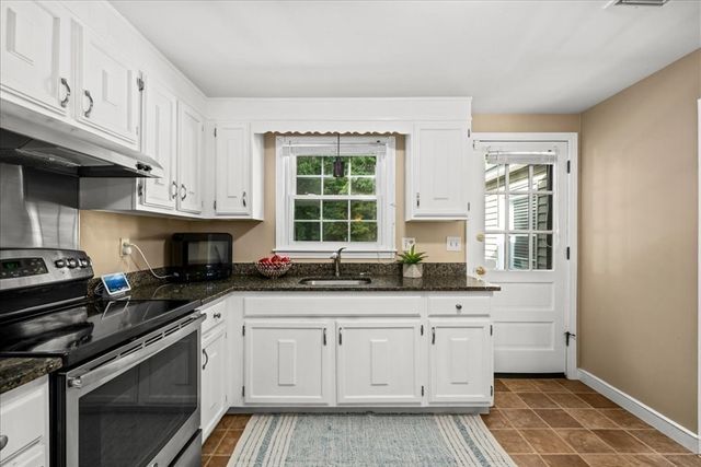 8 Ted Lane, Southborough, MA 01772