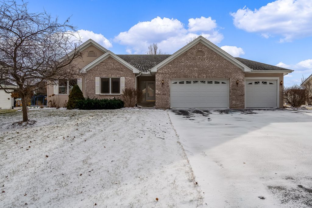 213 Boeing Trail, Poplar Grove, IL 61065