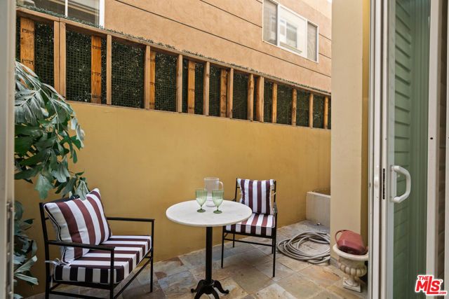 11982 Mayfield Avenue D, Los Angeles, CA 90049