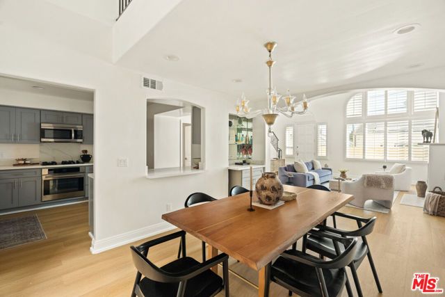11982 Mayfield Avenue D, Los Angeles, CA 90049