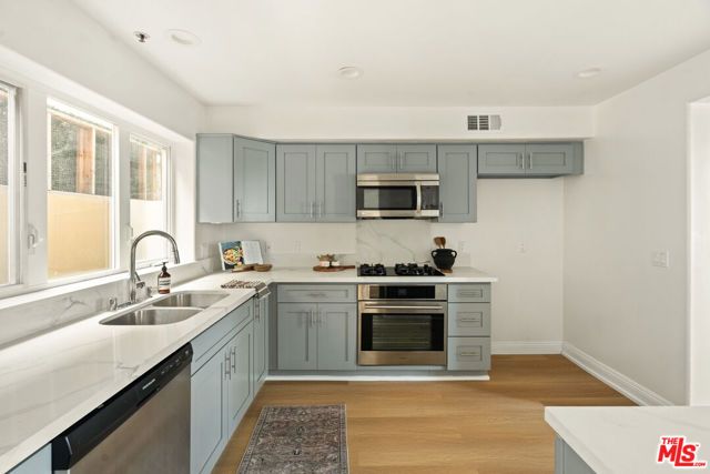 11982 Mayfield Avenue D, Los Angeles, CA 90049