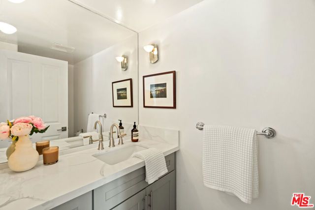 11982 Mayfield Avenue D, Los Angeles, CA 90049