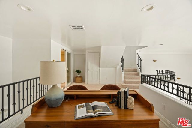 11982 Mayfield Avenue D, Los Angeles, CA 90049