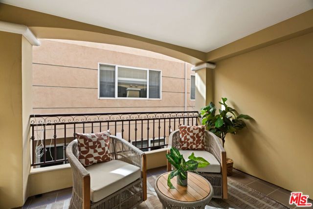 11982 Mayfield Avenue D, Los Angeles, CA 90049