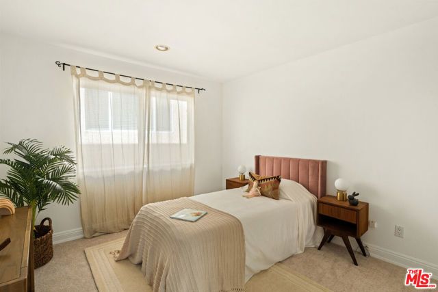 11982 Mayfield Avenue D, Los Angeles, CA 90049