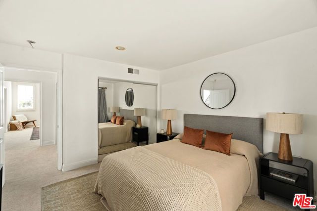 11982 Mayfield Avenue D, Los Angeles, CA 90049