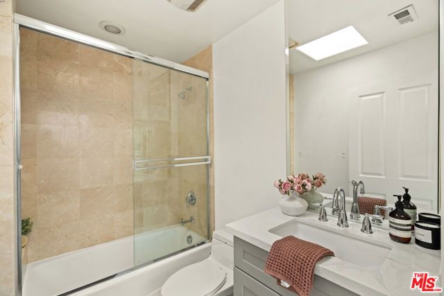 11982 Mayfield Avenue D, Los Angeles, CA 90049