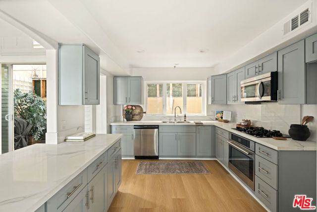 11982 Mayfield Avenue D, Los Angeles, CA 90049