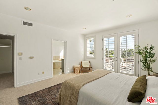 11982 Mayfield Avenue D, Los Angeles, CA 90049