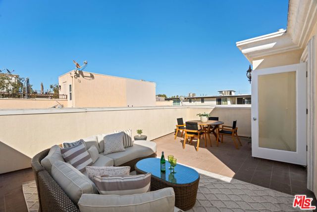 11982 Mayfield Avenue D, Los Angeles, CA 90049