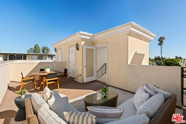 11982 Mayfield Avenue D, Los Angeles, CA 90049