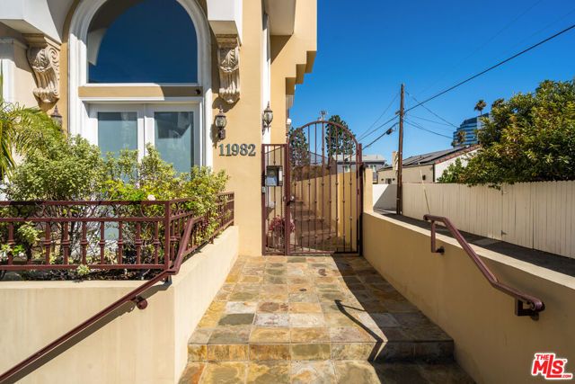 11982 Mayfield Avenue D, Los Angeles, CA 90049