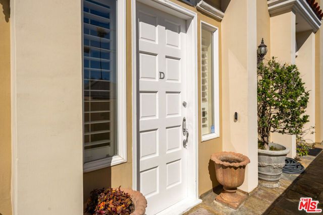11982 Mayfield Avenue D, Los Angeles, CA 90049