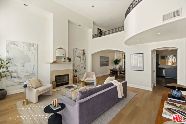 11982 Mayfield Avenue D, Los Angeles, CA 90049