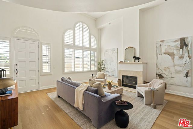 11982 Mayfield Avenue D, Los Angeles, CA 90049