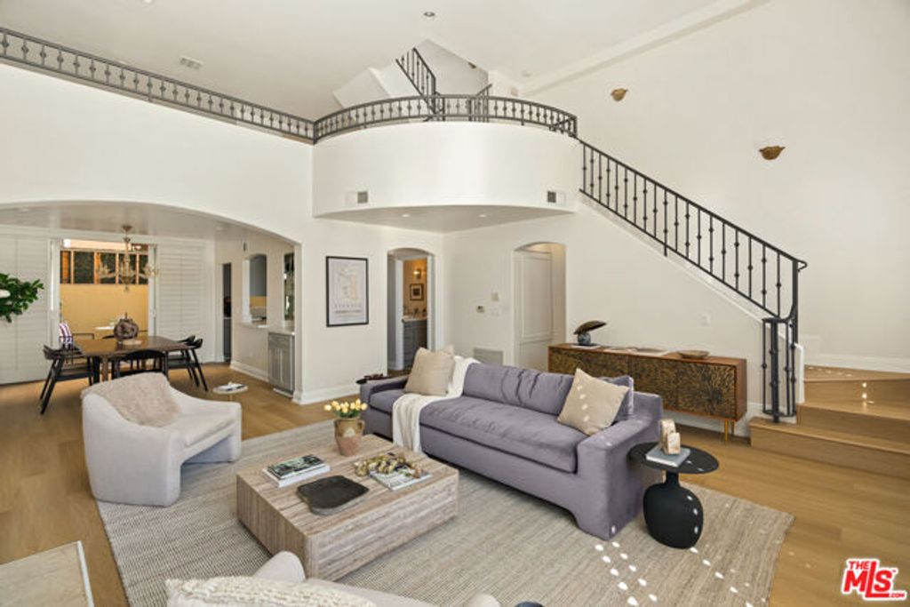11982 Mayfield Avenue D, Los Angeles, CA 90049