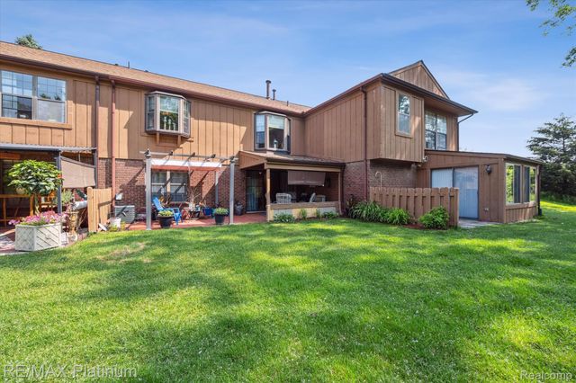 12132 Lexington Drive 2, Green Oak Township, MI 48178