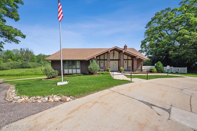 12132 Lexington Drive 2, Green Oak Township, MI 48178