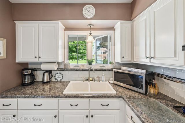 12132 Lexington Drive 2, Green Oak Township, MI 48178