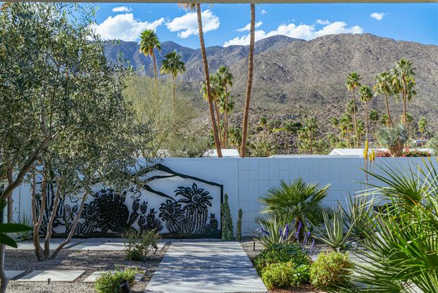 2444 S Calle Palo Fierro, Palm Springs, CA 92264