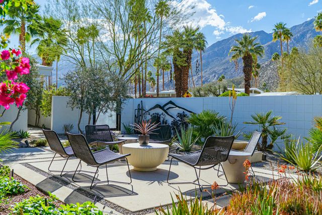 2444 S Calle Palo Fierro, Palm Springs, CA 92264