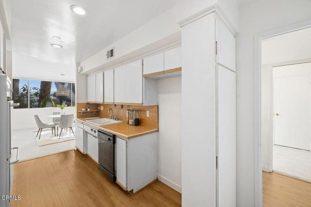 5411 Tyrone Avenue 202, Sherman Oaks, CA 91401