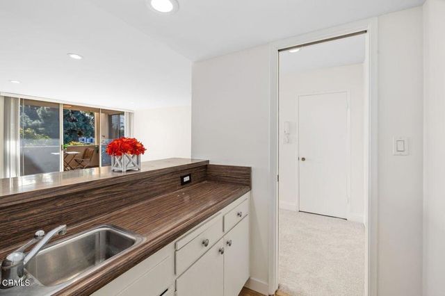 5411 Tyrone Avenue 202, Sherman Oaks, CA 91401