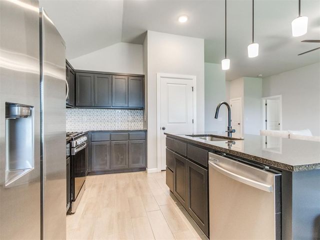 1004 Acacia Creek Drive, Yukon, OK 73099