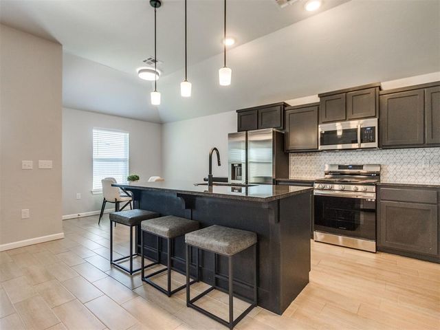 1004 Acacia Creek Drive, Yukon, OK 73099