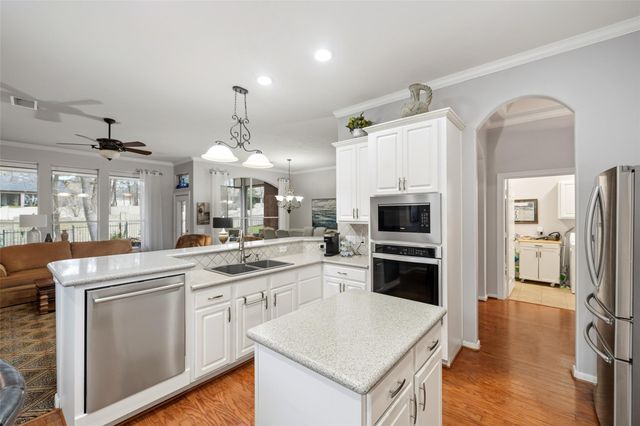 326 Creekwood W, Montgomery, TX 77356