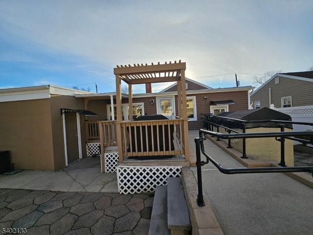 828 Smith St, Linden City, NJ 07036