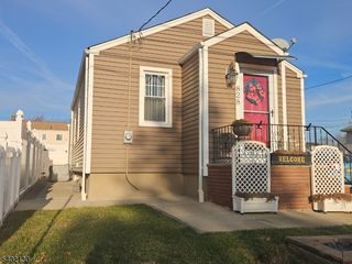 828 Smith St, Linden City, NJ 07036