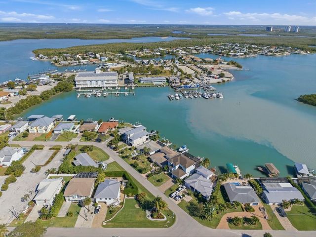 141 Pago Pago DR E, Naples, FL 34113