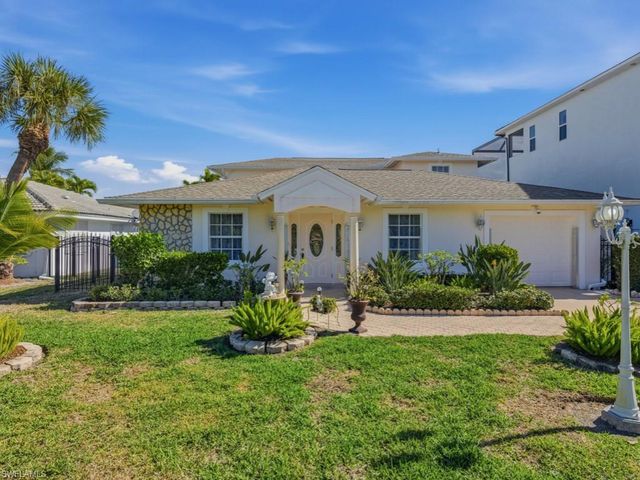 141 Pago Pago DR E, Naples, FL 34113