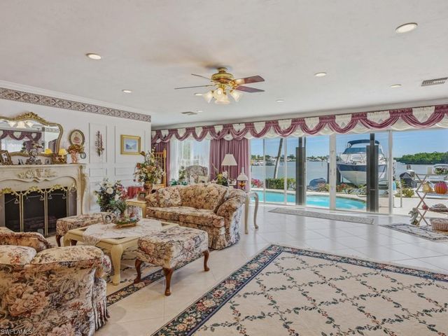 141 Pago Pago DR E, Naples, FL 34113