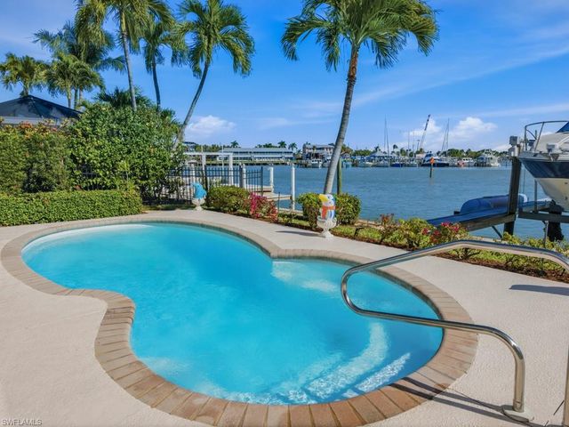141 Pago Pago DR E, Naples, FL 34113