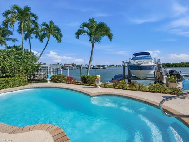 141 Pago Pago DR E, Naples, FL 34113