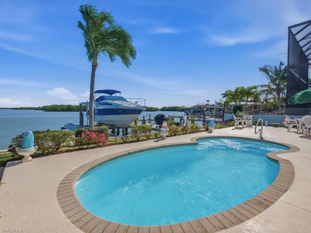 141 Pago Pago DR E, Naples, FL 34113