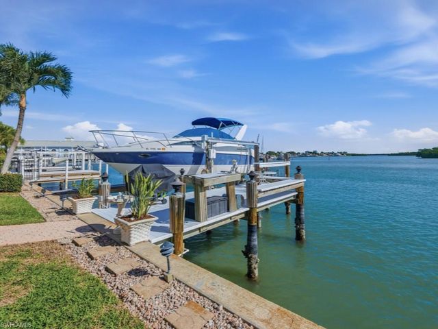 141 Pago Pago DR E, Naples, FL 34113