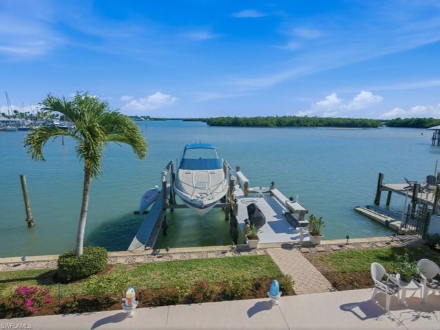 141 Pago Pago DR E, Naples, FL 34113