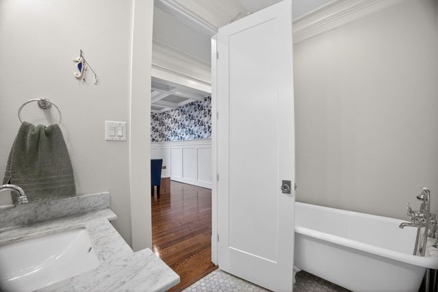 1111 Ashland Street, Houston, TX 77008