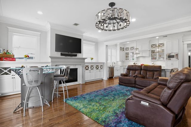 1111 Ashland Street, Houston, TX 77008