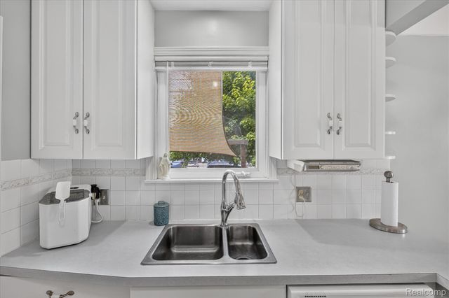 1693 Riverbank Street, Lincoln Park, MI 48146