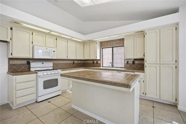 11513 Jenlee, Bakersfield, CA 93312