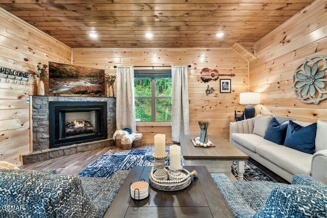 576 Dollywood Lane, Pigeon Forge, TN 37863