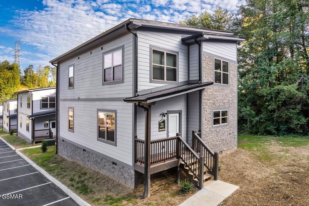 576 Dollywood Lane, Pigeon Forge, TN 37863